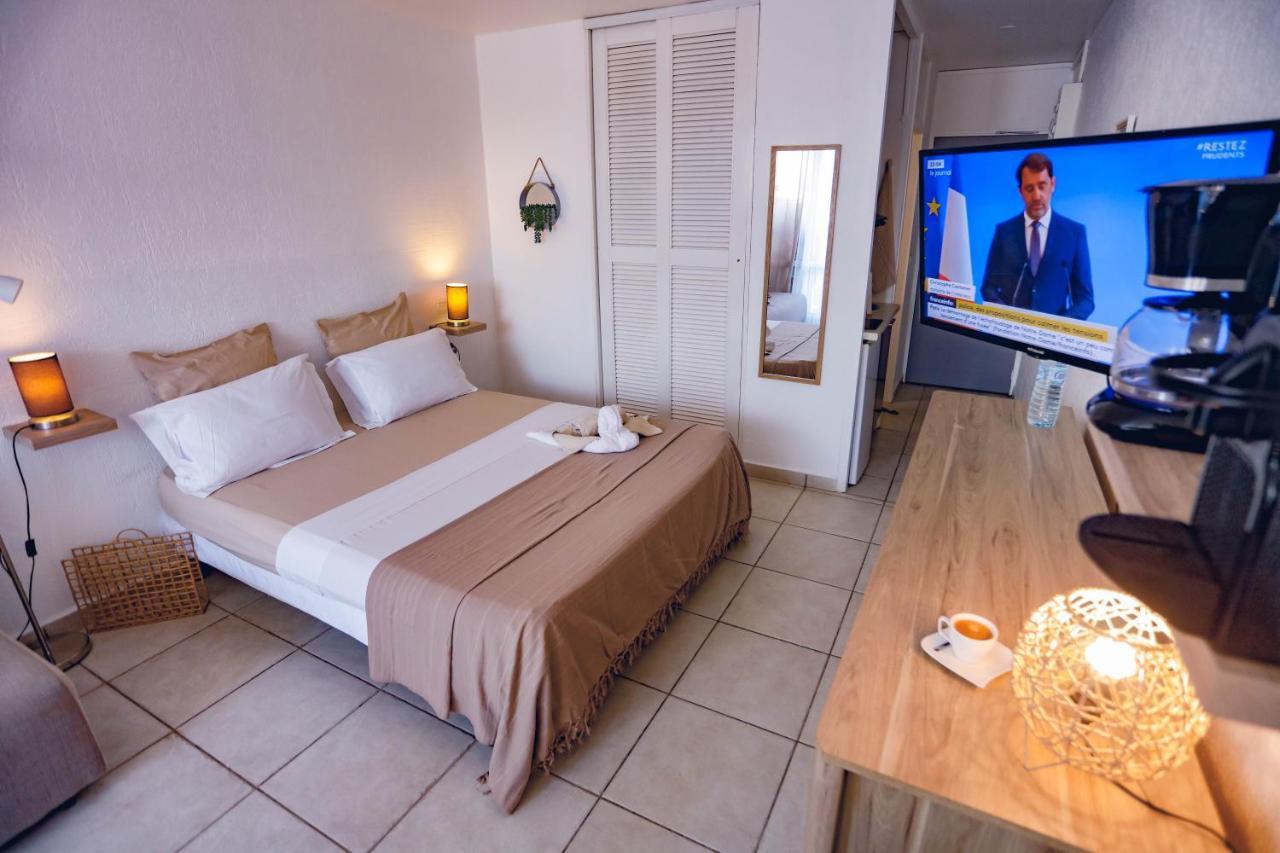 Studio CHIC avec son accès plage et sans coupure d'eau Le Gosier  Esterno foto